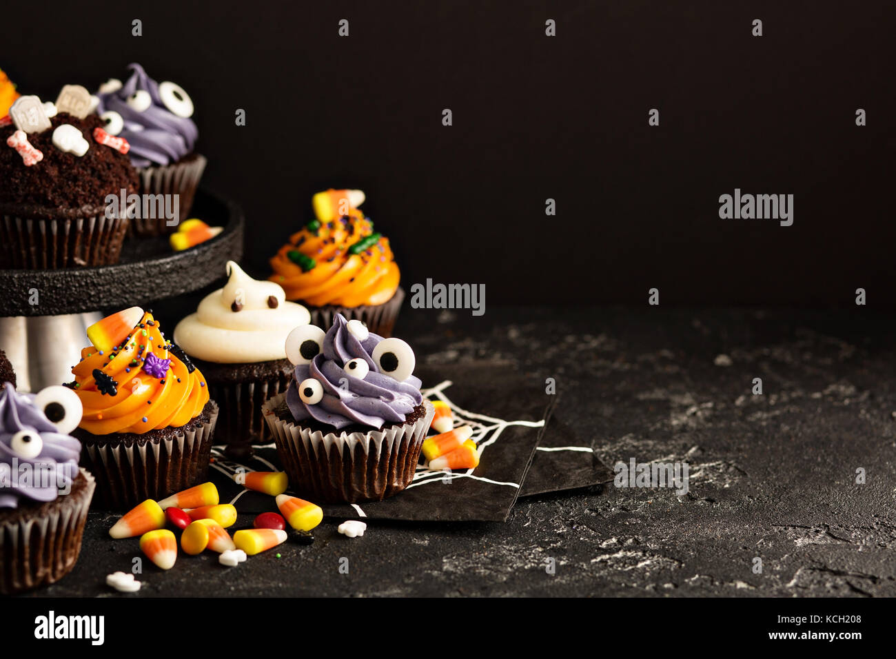 Festliche Halloween Cupcakes und behandelt Stockfoto