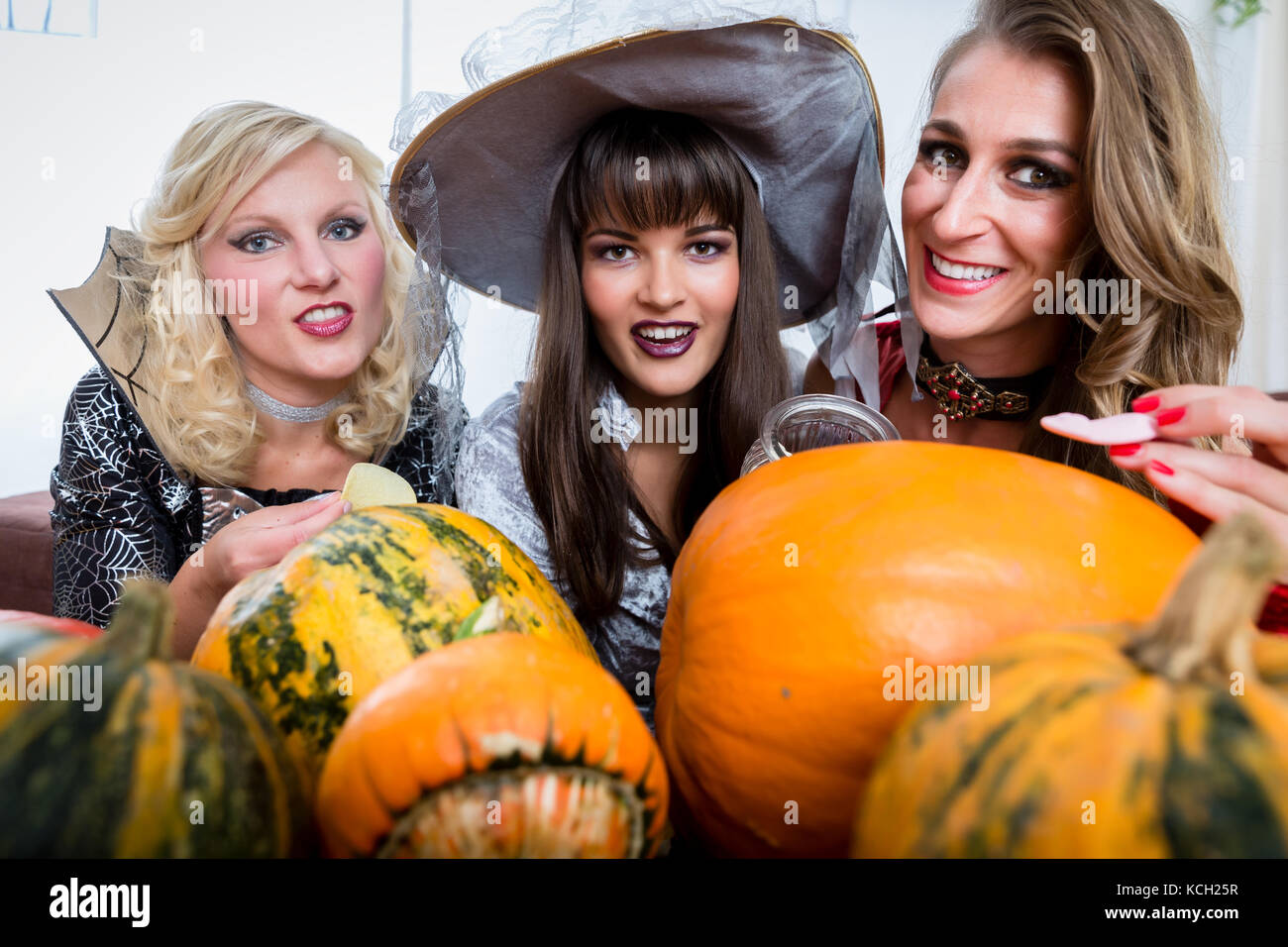 Beste Freunde teilen Bonbons während Halloween zu feiern. Stockfoto