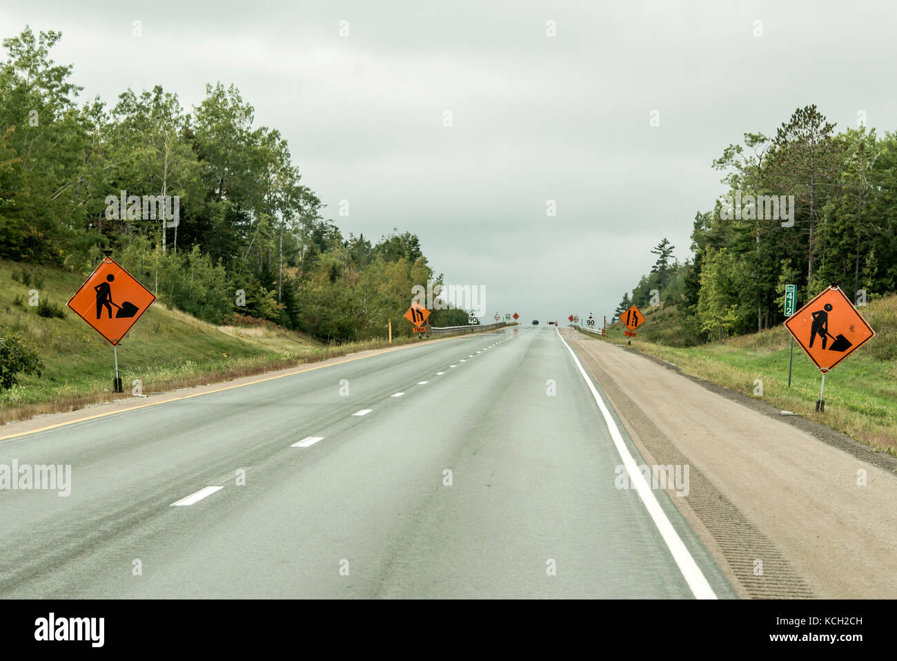 Orange Bauarbeiter Schild an einer Straße in der Ferne auf Trans Canada Stockfoto