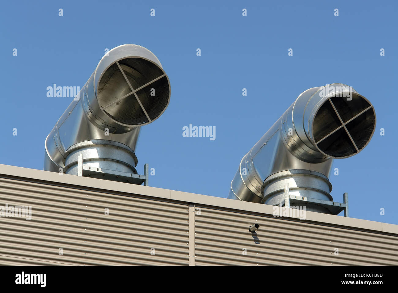 Zwei Dach Klimaanlage Outlets auf blauen Himmel Stockfoto