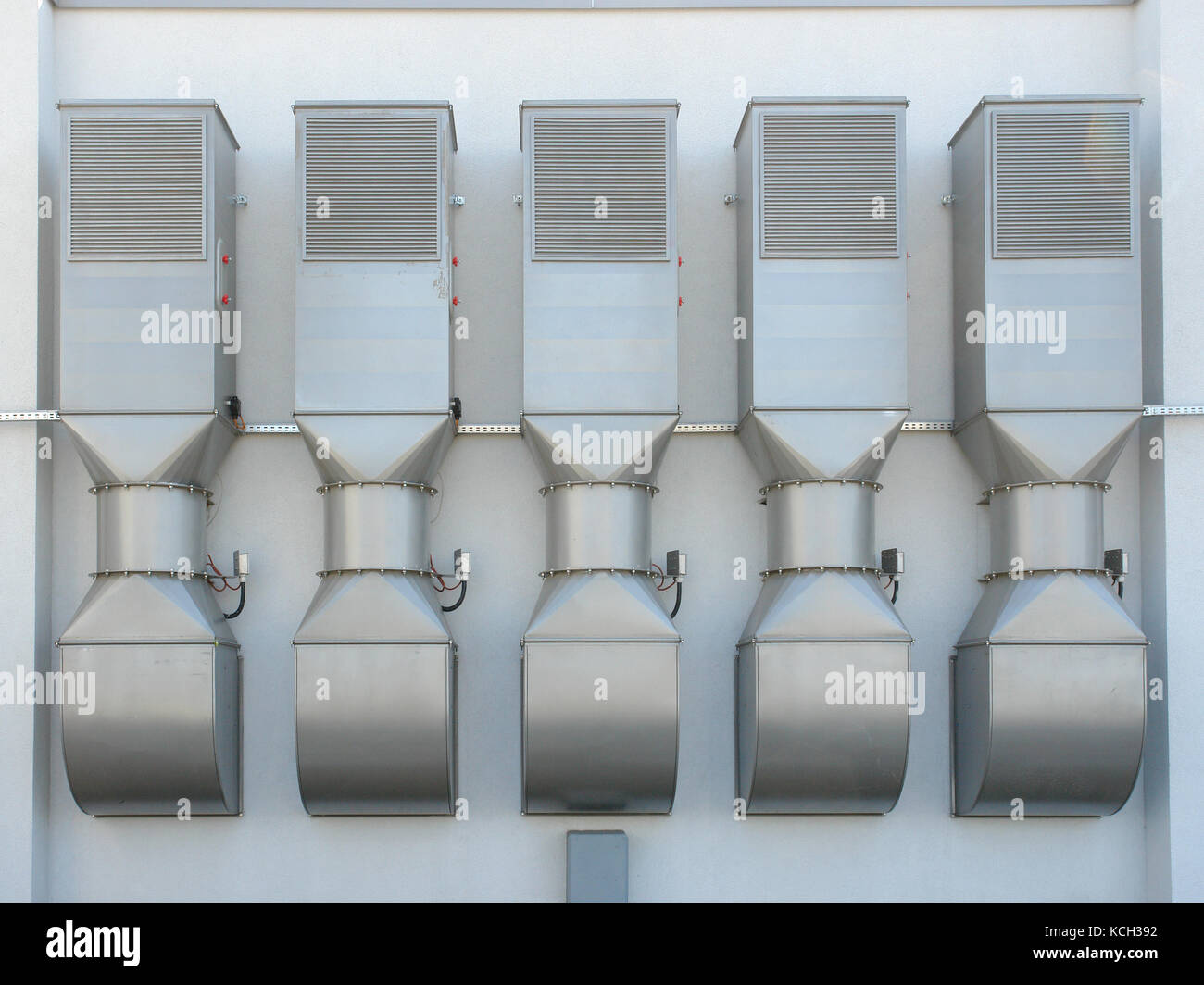Zeile aus Edelstahl Klimaanlage Steckdosen Stockfoto