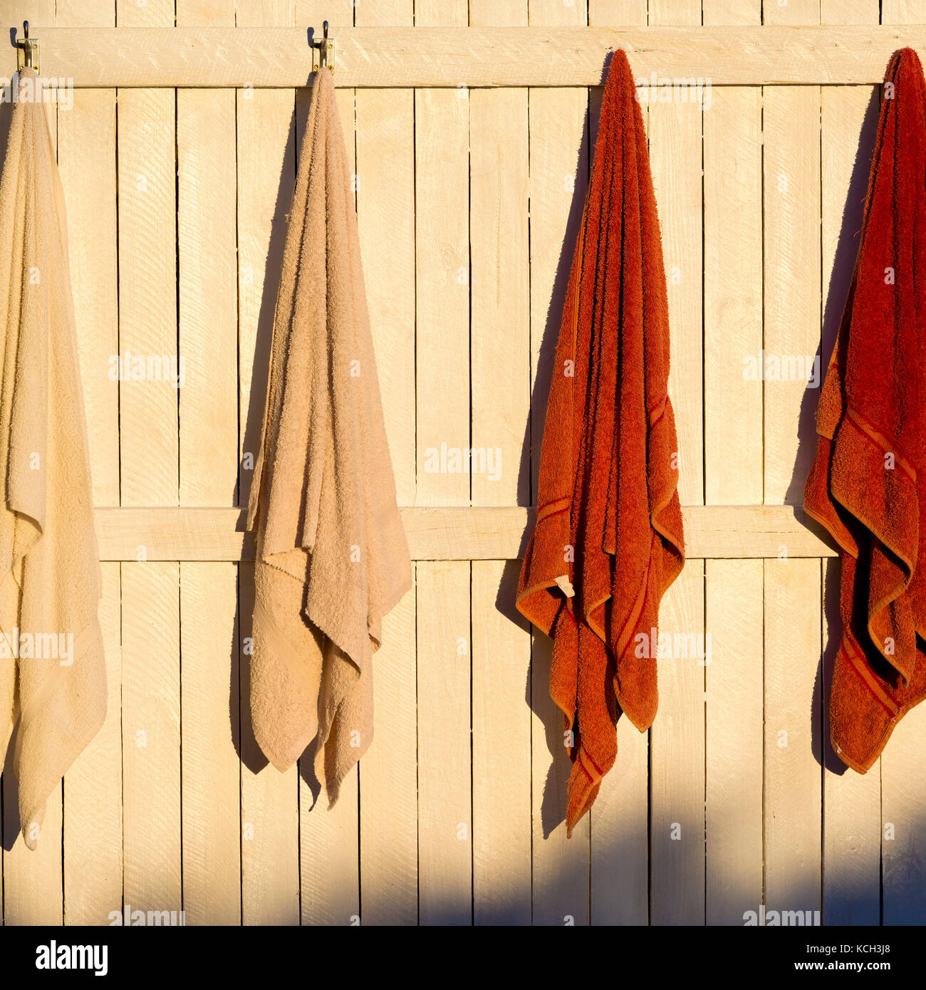 Handtücher hängen im Freien an Haken in der Sonne Stockfoto