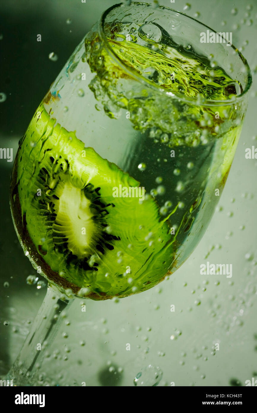 Stück Obst im Glas Wasser Stockfoto