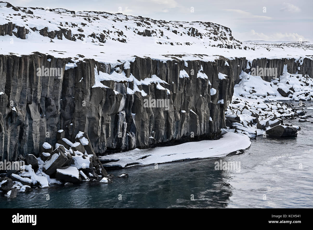 Isländische Landschaft mit groben Fluss Stockfoto