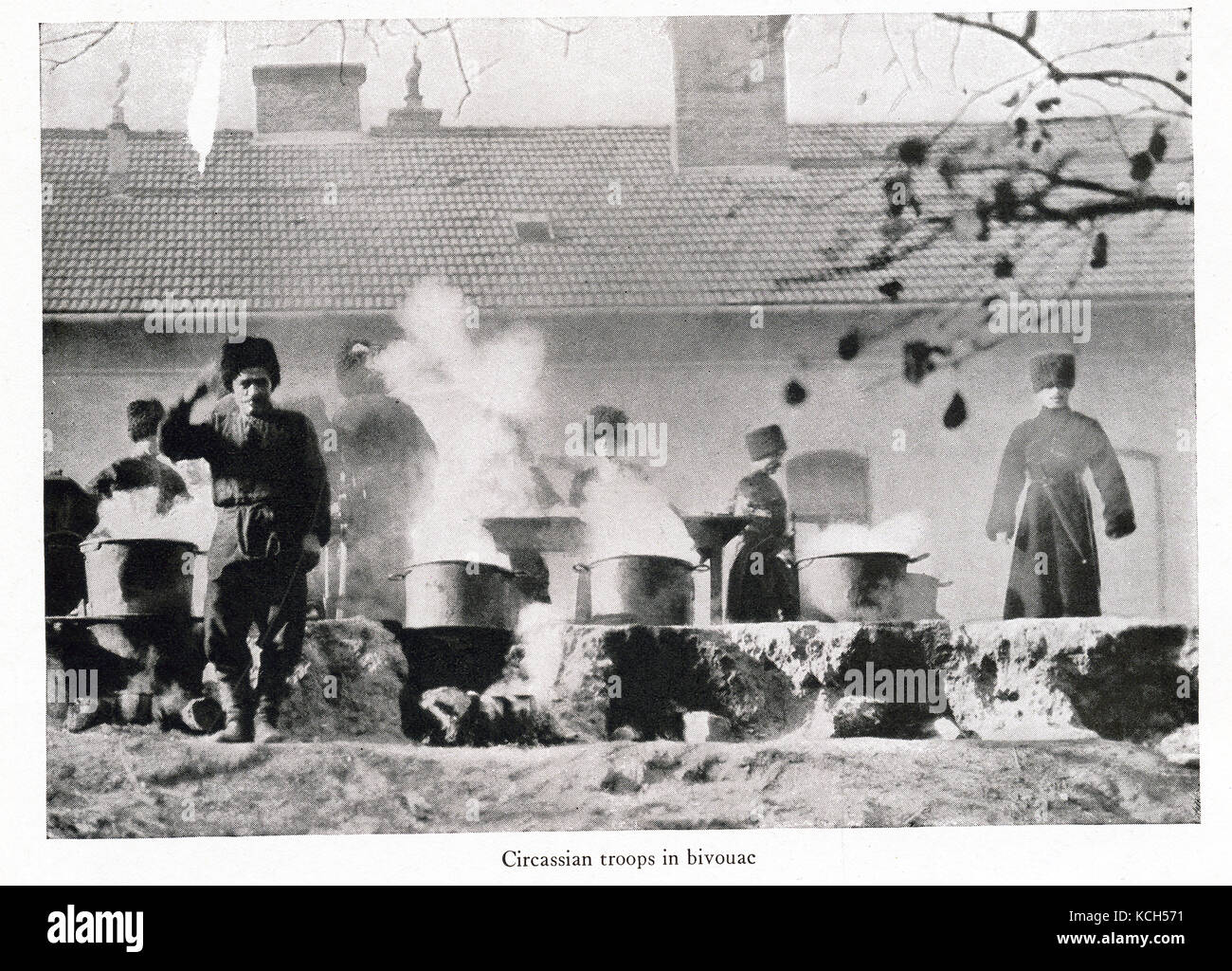 Dieses Foto vom Ersten Weltkrieg zeigt Tscherkessischen Truppen im Biwak (ein temporäres Lager ohne Zelte oder Abdeckung). Die Tscherkessen sind die ältesten indigenen Völker des Kaukasus. Tscherkessische bezieht oder bezeichnet eine Gruppe von hauptsächlich sunnitisch-muslimischen Völker der nordwestlichen Kaukasus. Stockfoto