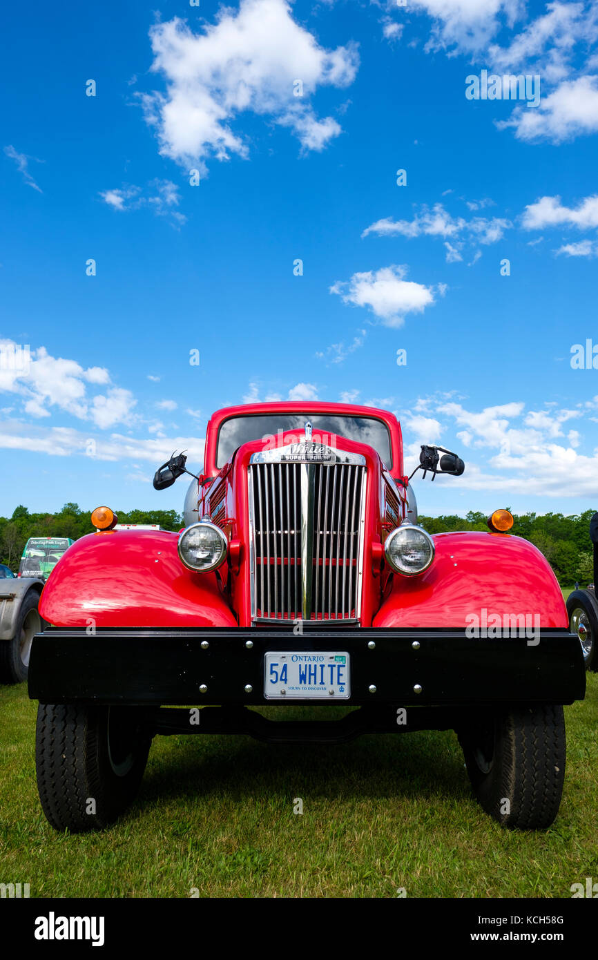 Red vintage 1954 White Super Power Truck, restauriertes Fahrzeug von White Motor Company gebaut, auf Fleetwood Cruize-in Auto Show, London, Ontario, Kanada. Stockfoto