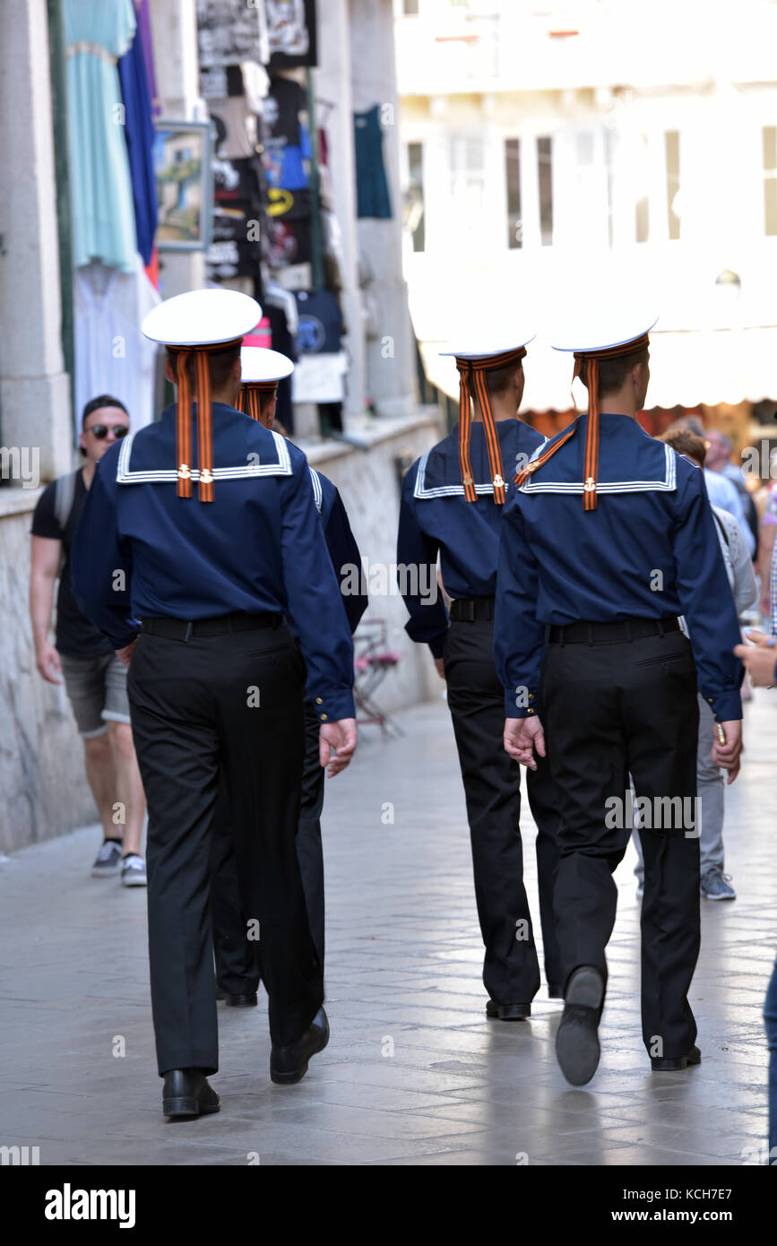 Einige ausländische griechischen Seeleuten besuchen die Stadt Korfu auf der Suche nach Sehenswürdigkeiten und Kauf von Postkarten beim Landgang. Tourismus und Touristen in gr Stockfoto