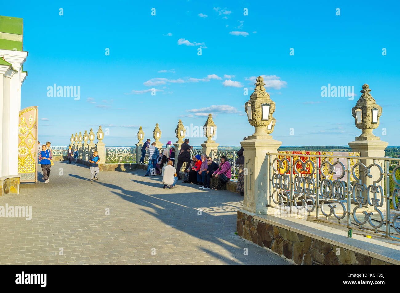 POCHAYIV, UKRAINE - 29. AUGUST 2017: Die Aussichtsterrasse am Eingang der Dormition Cathedral des Pochayiv Lavra Klosters, Ukraine Stockfoto