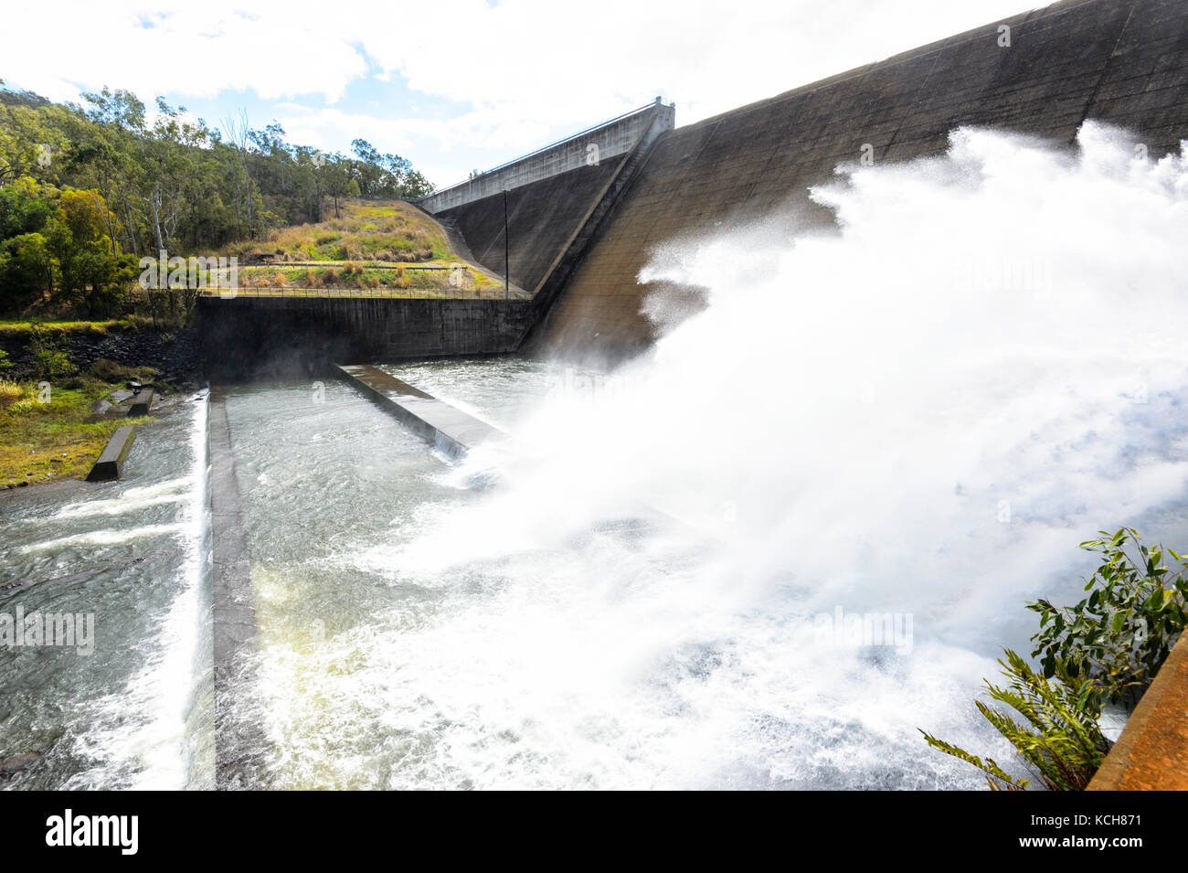 Tinaroo Falls Dam river Outlet, über den Barron River, Atherton Tablelands, Far North Queensland, Australien Stockfoto