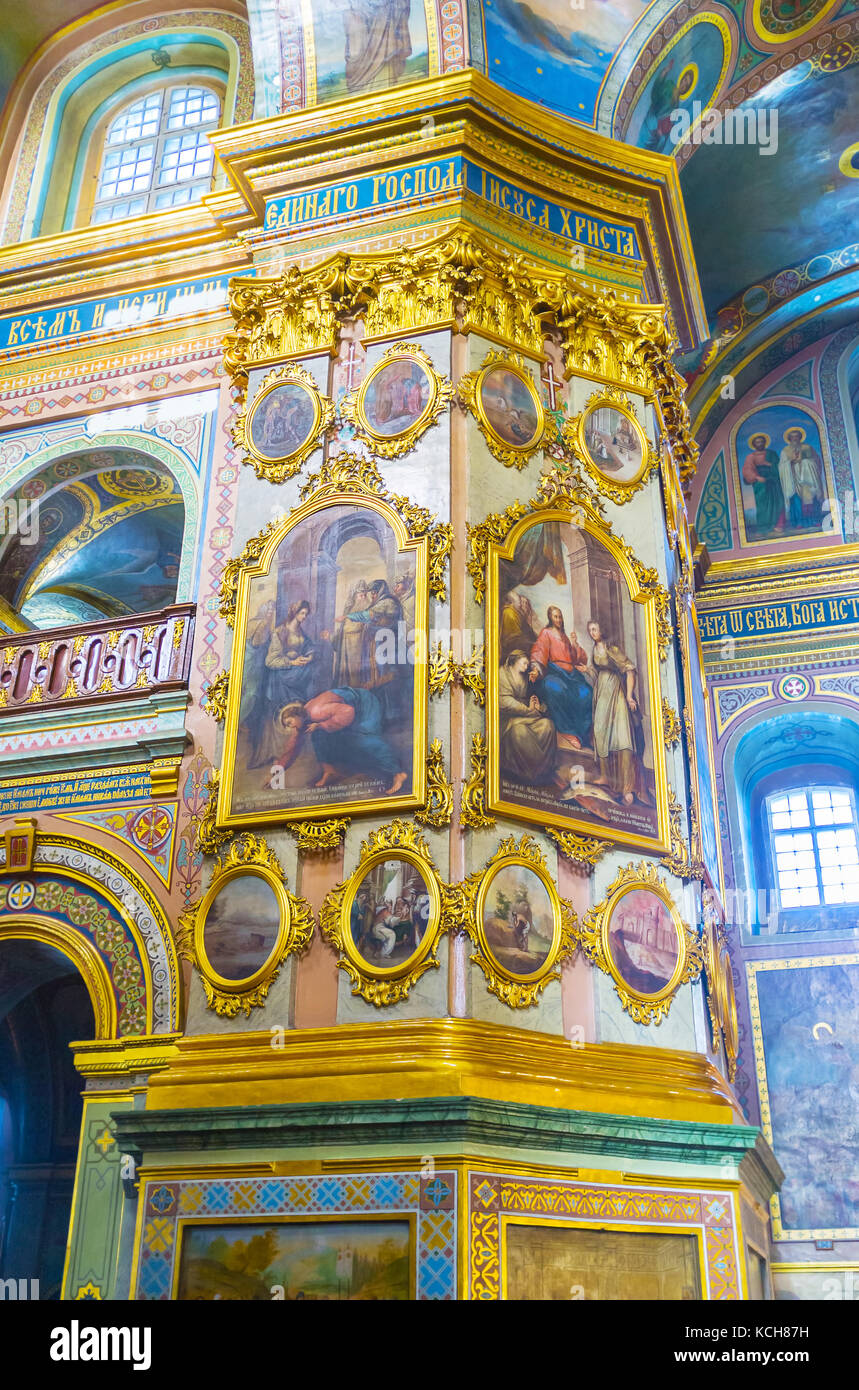 POCHAYIV, UKRAINE - 30. AUGUST 2017: Die Kathedrale der Heiligen Dormition ist reich mit Fresken und zahlreichen Ikonen in vergoldeten Rahmen, Pochayiv Lavra, verziert Stockfoto