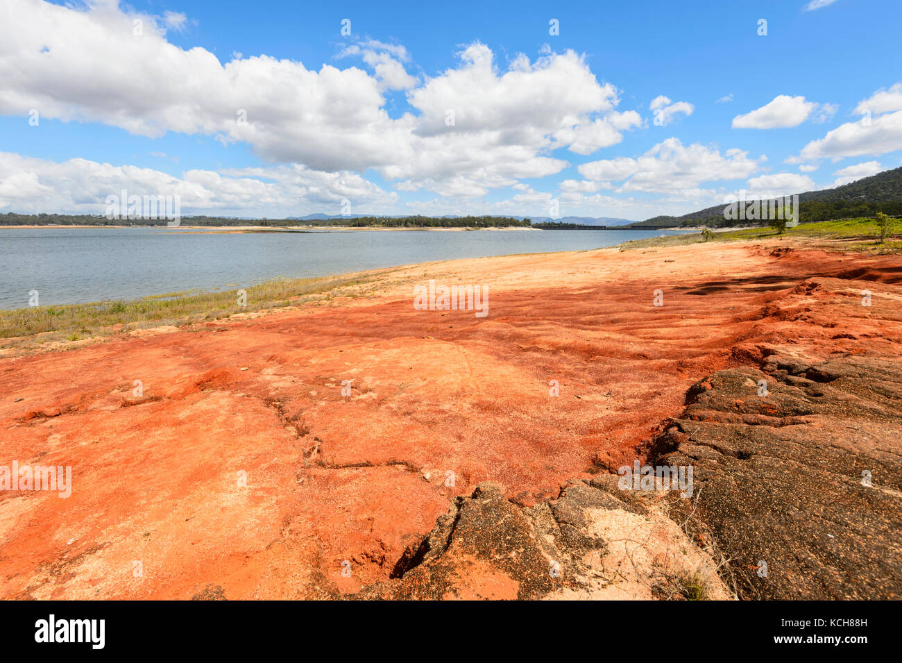 Niedriger Wasserstand in den Tinaroo Falls Dam enthüllt Red Rocks Damm, Atherton Tablelands, Far North Queensland, Australien Stockfoto