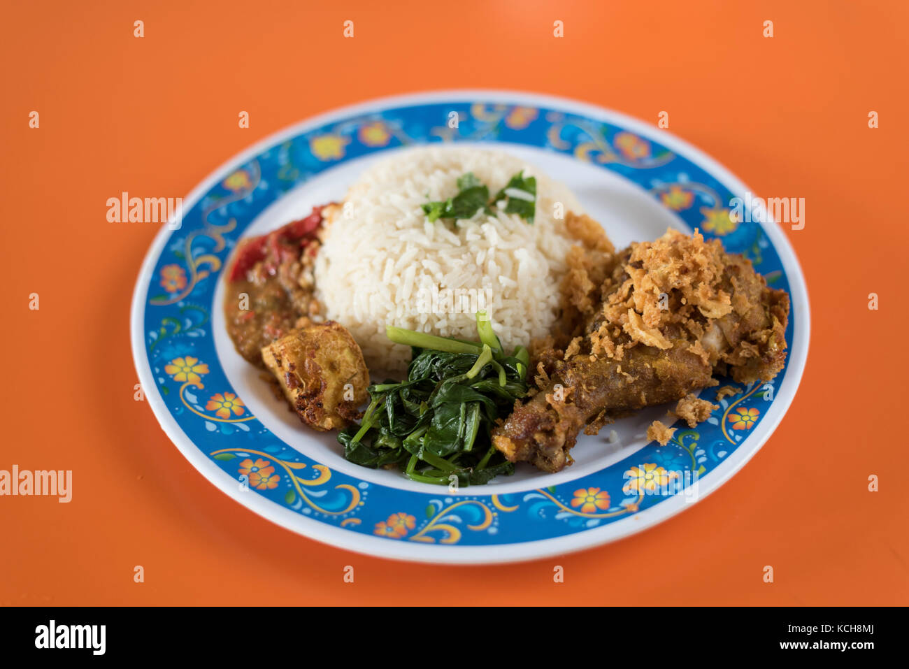 Indonesischen essen Küche namens 'Nasi Ayam penyet' Stockfoto