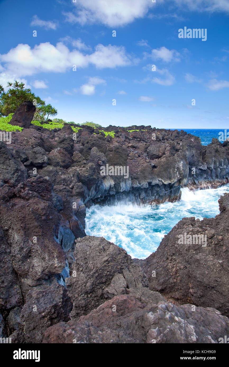 Wellen und Lavagestein im Wai'anapanapa State Park, Maui, Hawaii Stockfoto