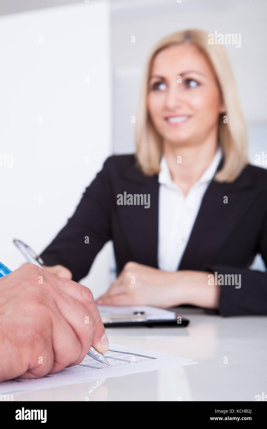 Happy Business woman Durchführung Interview im Büro Stockfoto