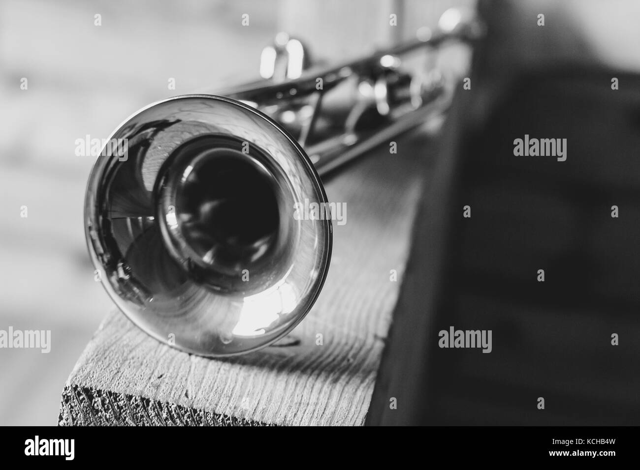 Trompete auf Noten als Hintergrund Nahaufnahme Stockfoto