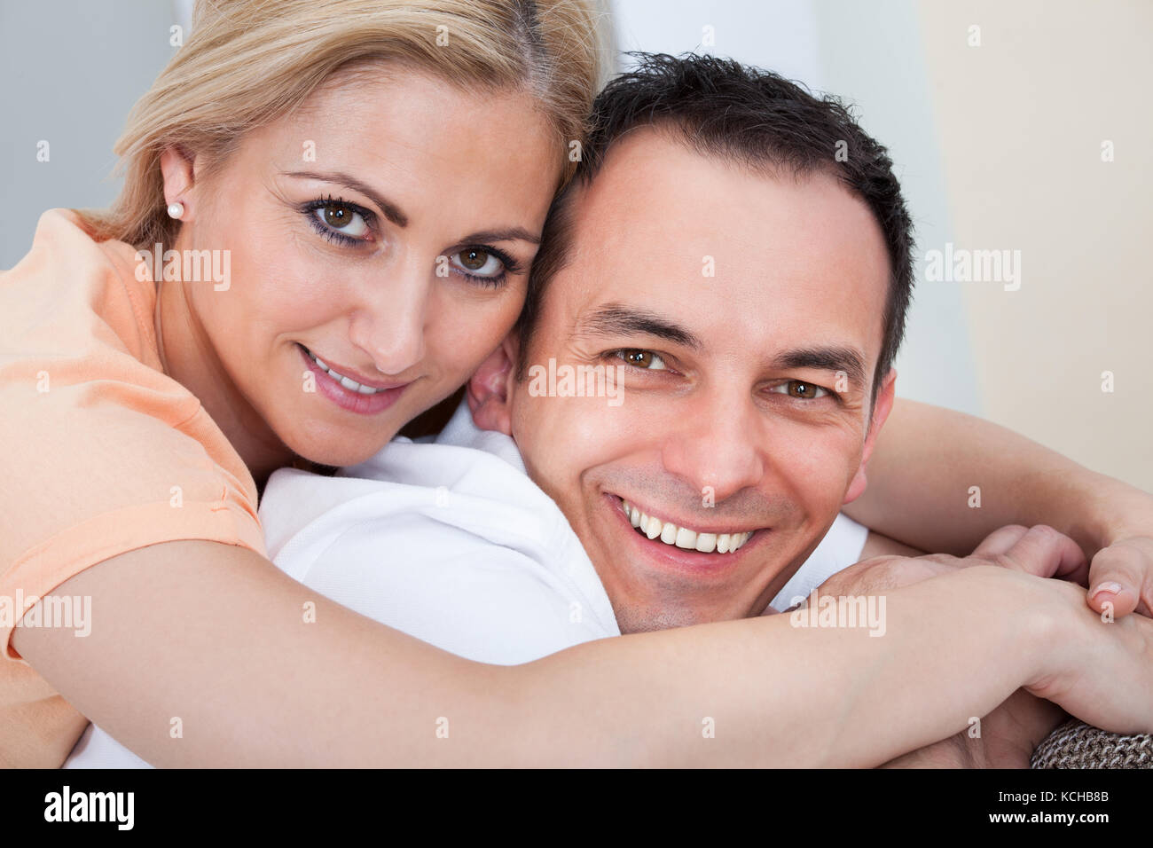Portrait von Mitte nach glückliches Paar zusammen lächeln Stockfoto