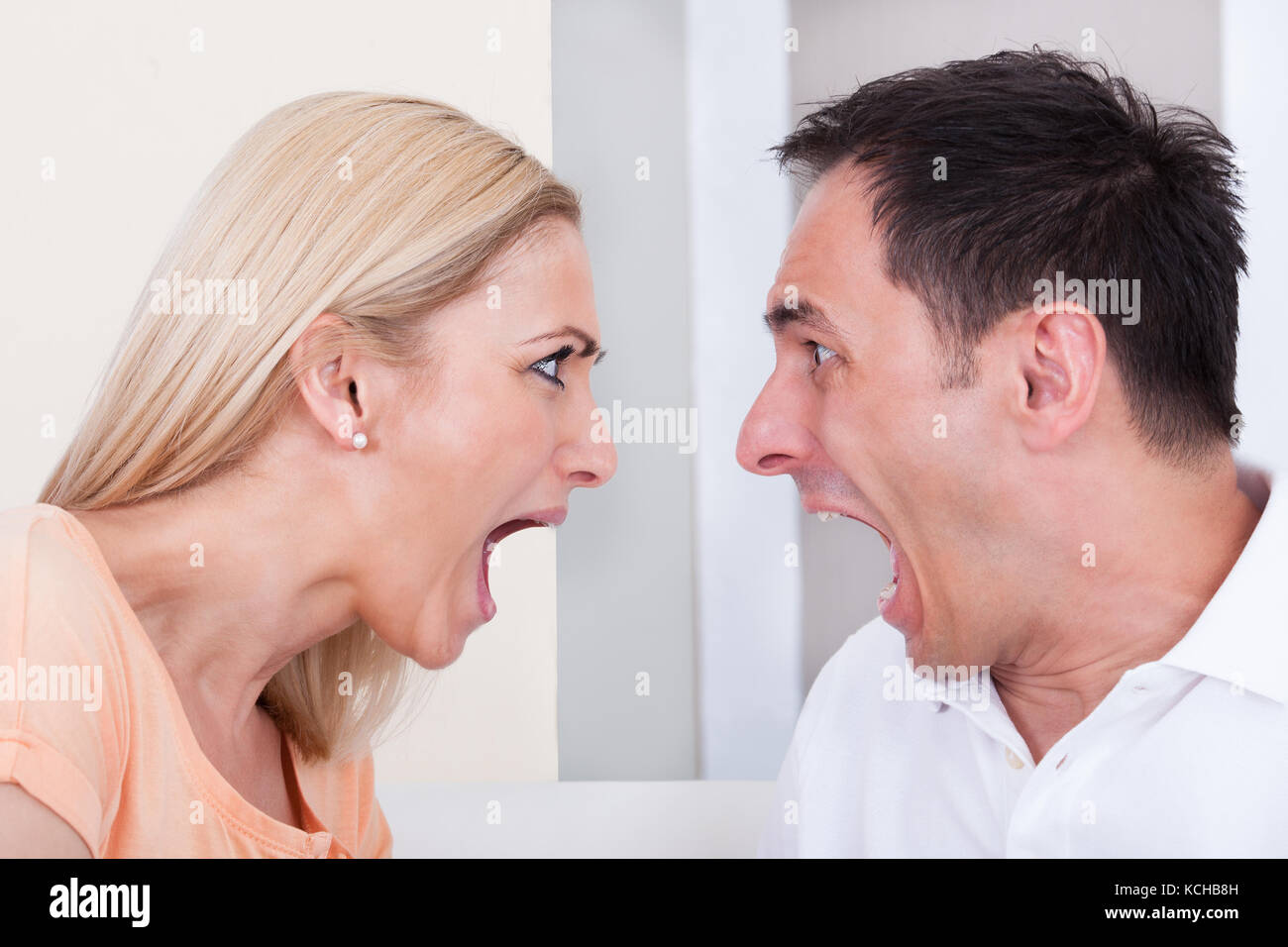 Porträt von wütenden paar einander anschreien Stockfoto