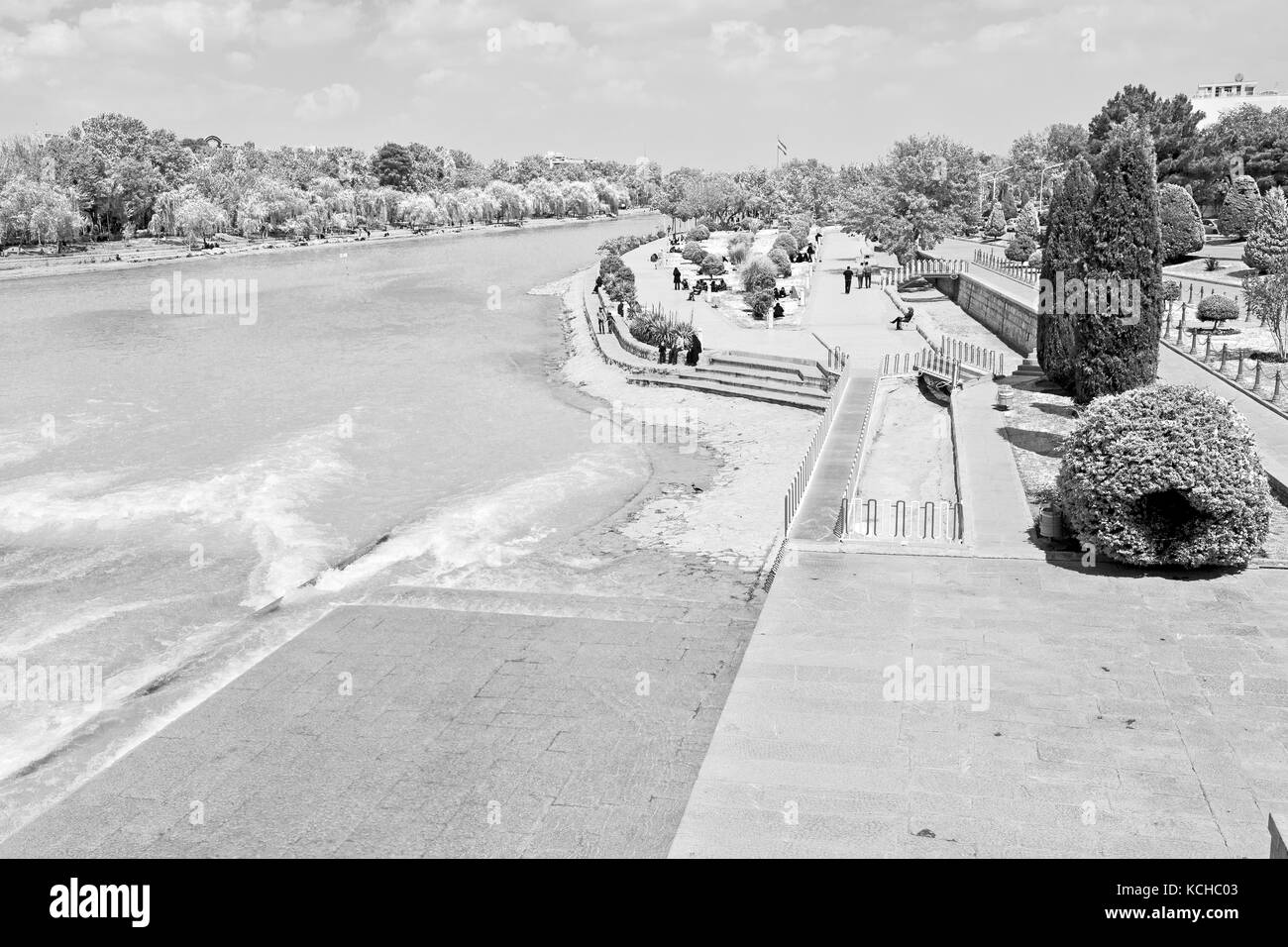 Blu in der alten Brücke und dem Fluss antiken Bau in der Nähe von Natur Iran Stockfoto