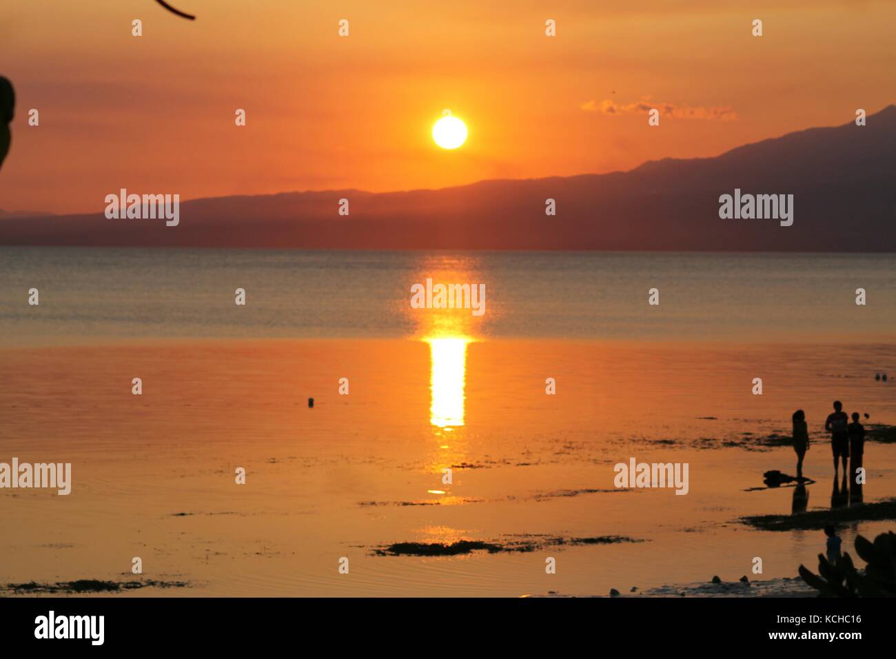 Silhouetten von Menschen genießen die tropische Sommer Sonnenuntergang in der berühmten Insel Boracay auf den Philippinen Stockfoto