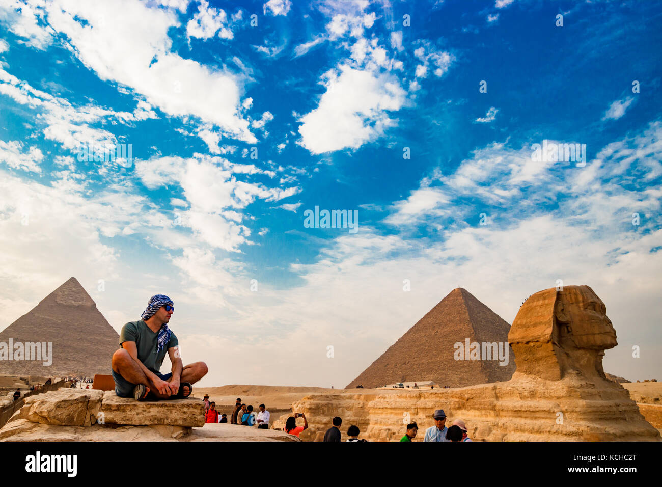 Meditation in der Nähe der Sphinx in Kairo, Ägypten Stockfoto