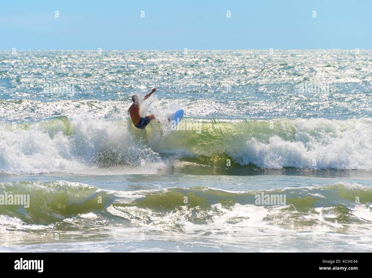 Surfer auf einer Welle. unkenntlich Person. Insel Bali Stockfoto