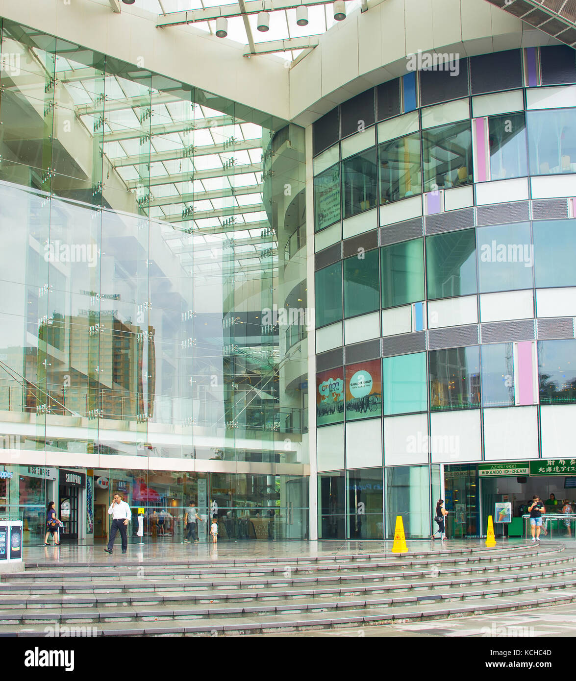 Singapur - 15. Februar 2017: die Menschen an der zentralen Boat Quay Shopping Mall in Singapur. Die urban chic Clarke Quay central ist Heimat von über 150 excitin Stockfoto