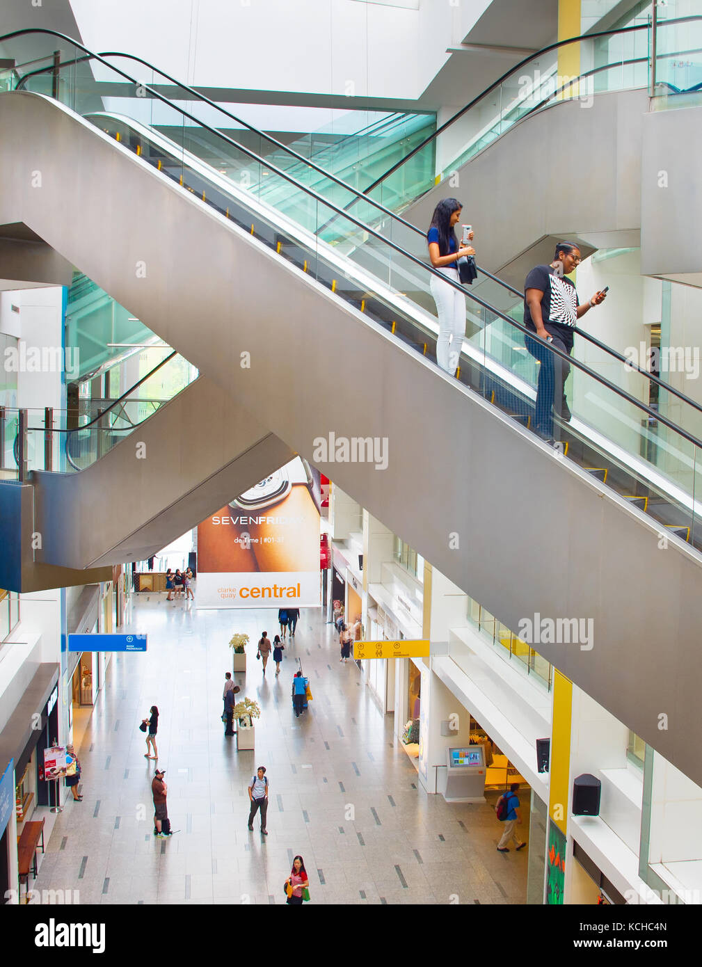 Singapur - 15. Februar 2017: die Menschen an der zentralen Boat Quay Shopping Mall in Singapur. Die urban chic Clarke Quay central ist Heimat von über 150 excitin Stockfoto