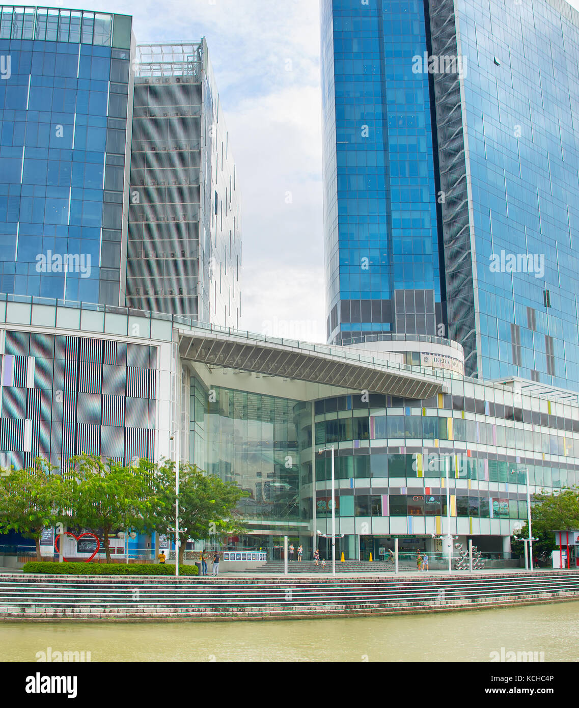 Singapur - 15. Februar 2017: die Menschen an der zentralen Boat Quay Shopping Mall in Singapur. Die urban chic Clarke Quay central ist Heimat von über 150 excitin Stockfoto