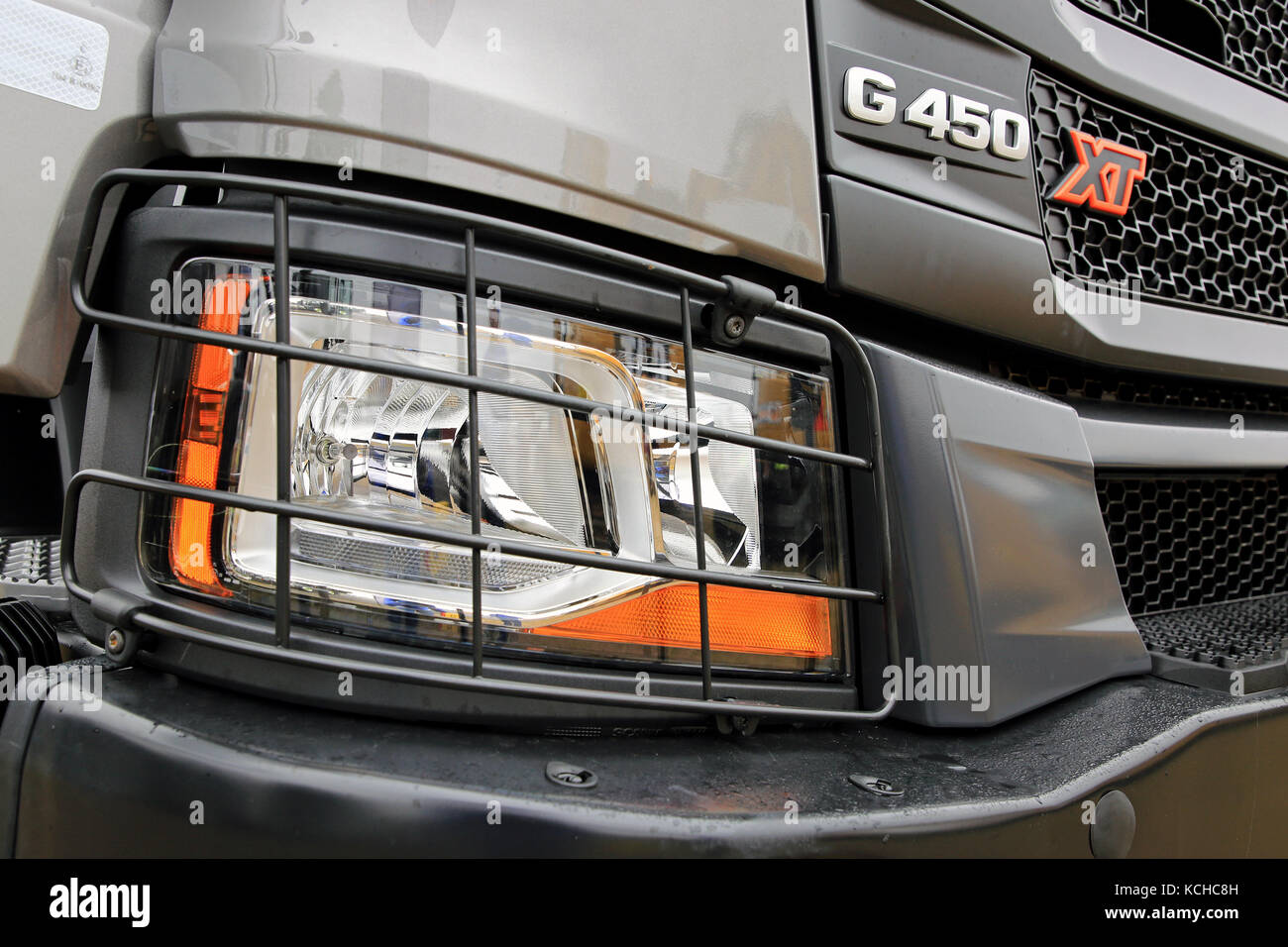 ORIPAA, FINNLAND - 30. SEPTEMBER 2017: Beschreibung des Scheinwerferschutzes und des Kühlergrills des neuen Scania XT G450 Schwerlastwagens bei Regen. Stockfoto