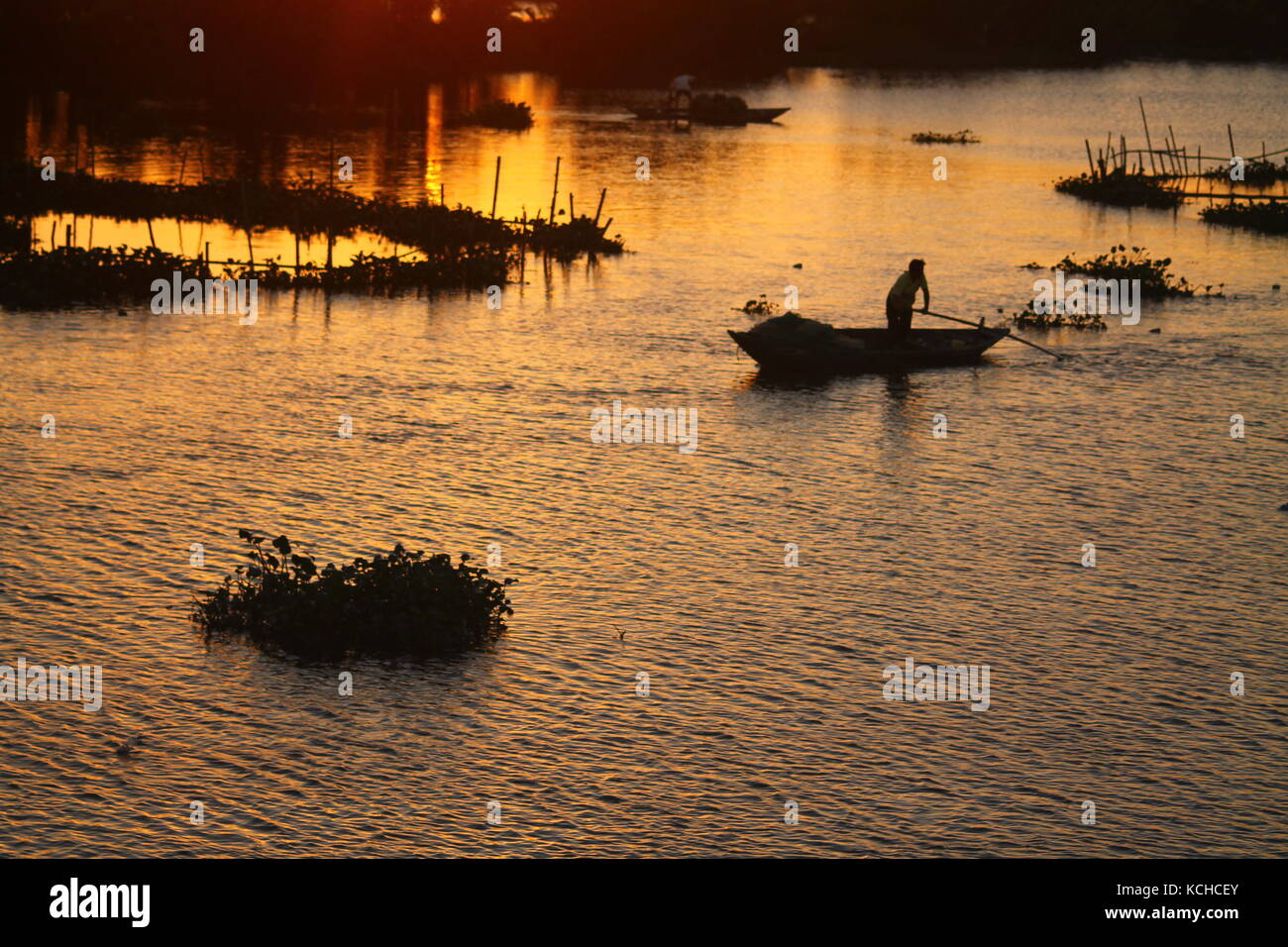 Silhouetten der Fischer in den Sonnenuntergang Stockfoto