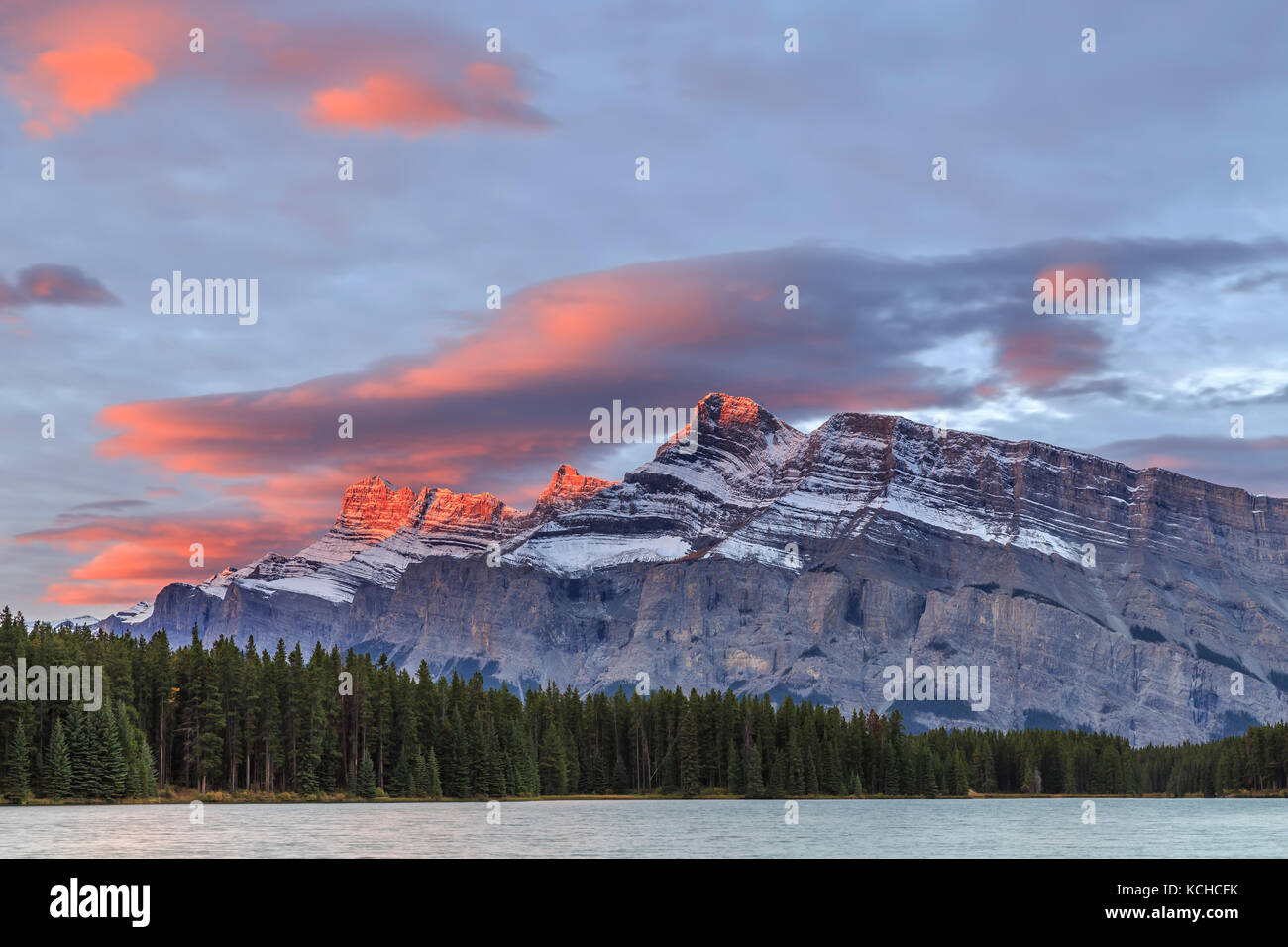Morgen Licht auf Mount Rundle, von zwei Jack Lake, Banff National Park, Alberta, Kanada gesehen. Stockfoto