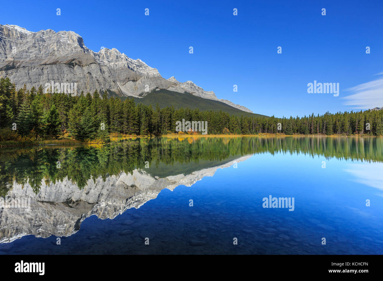 Malerische Reflexion in zwei Jack Lake, Banff National Park, Alberta, Kanada Stockfoto