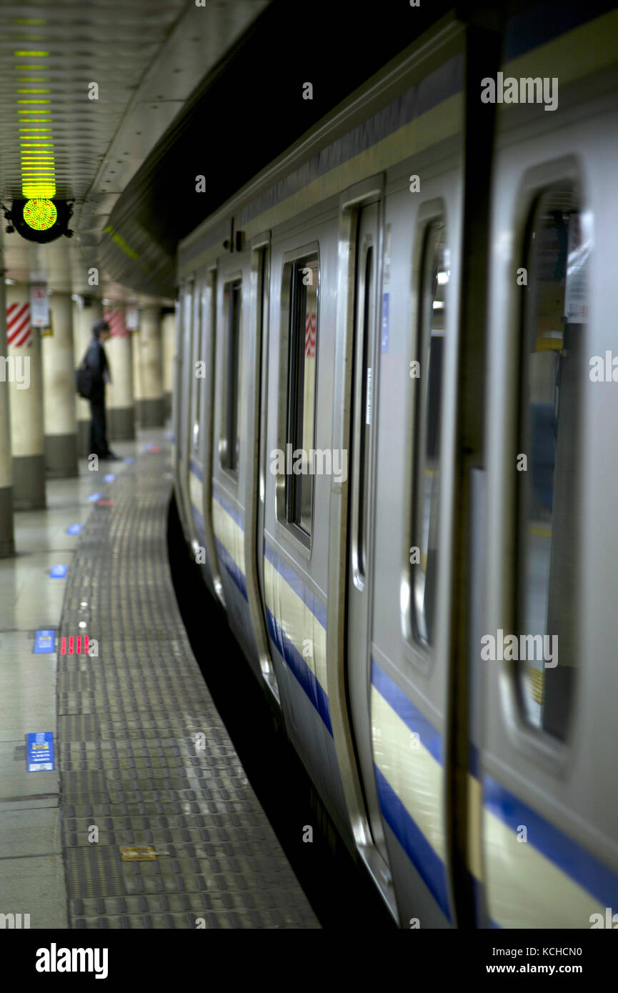 JR-Bahnhof eine Plattform in Tokyo angekommen Stockfoto