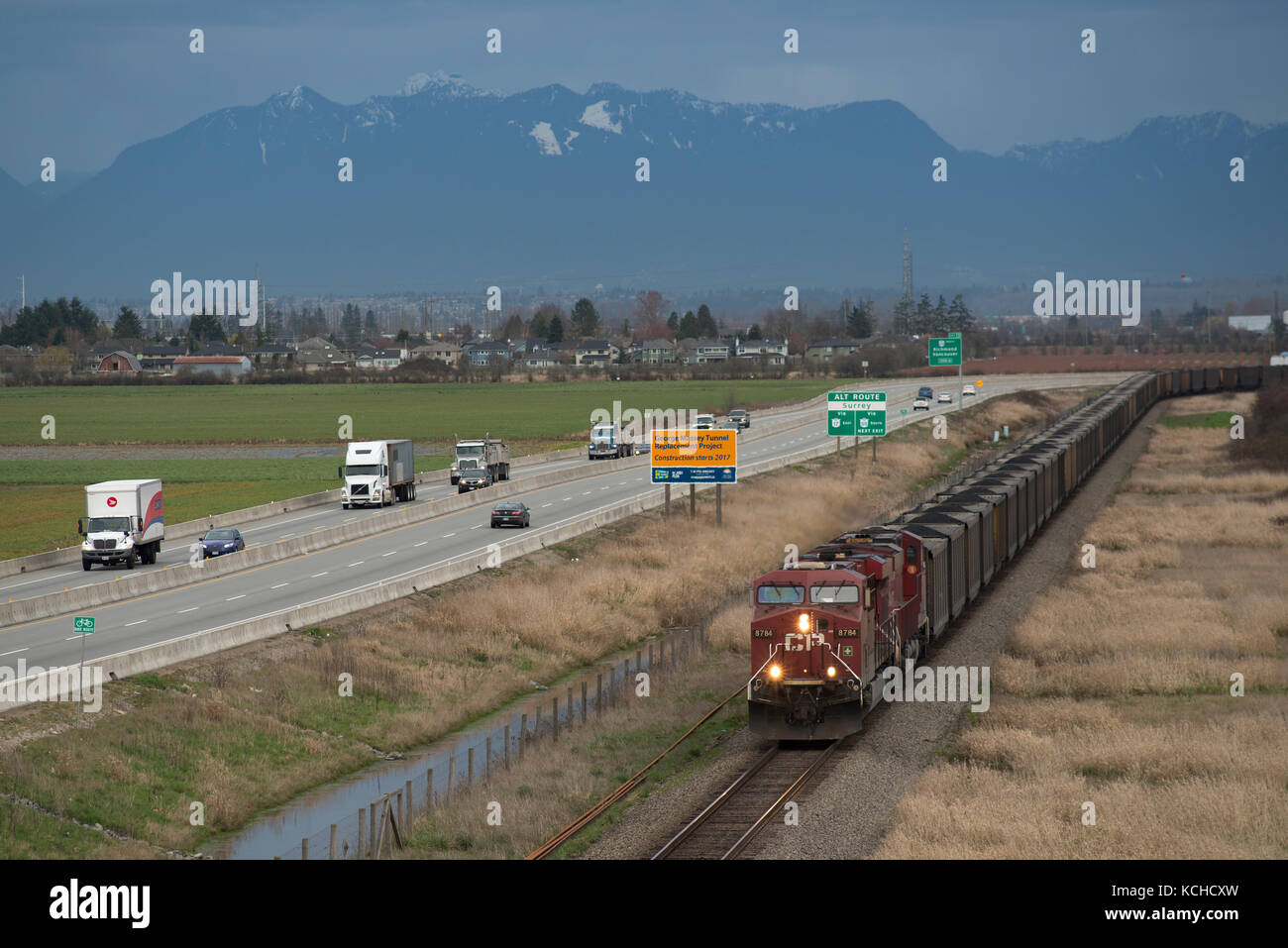 Ein CP (Canadian Pacific) Kohle Zug in Delta, British Columbia Kanada seine Endstation von Roberts Bank Superport nähert. Stockfoto