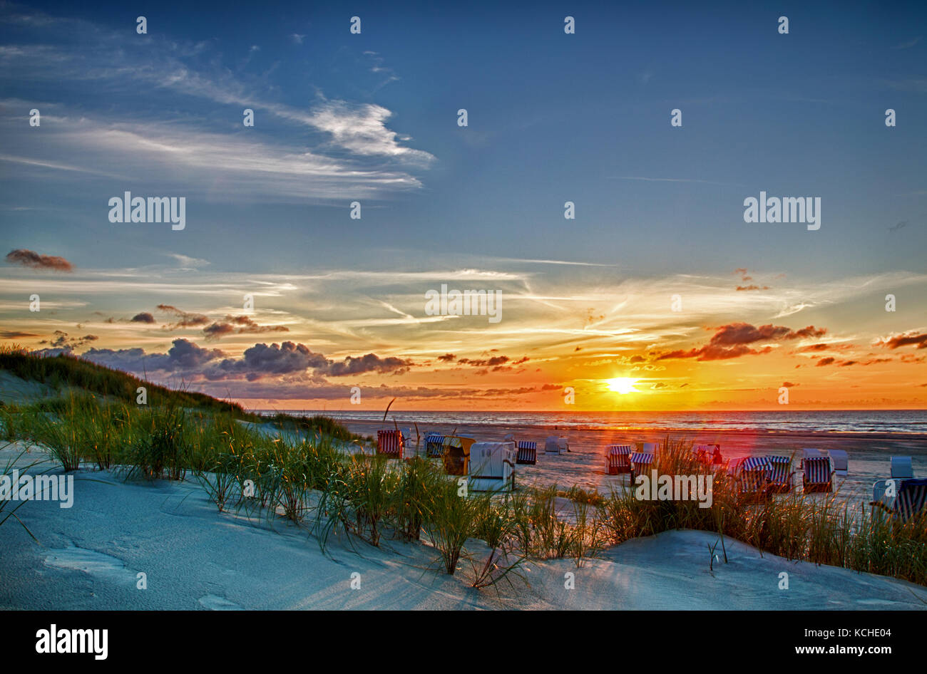 Sonnenuntergang am Strand der Nordsee Insel Juist in Ostfriesland, Deutschland, Europa. Stockfoto