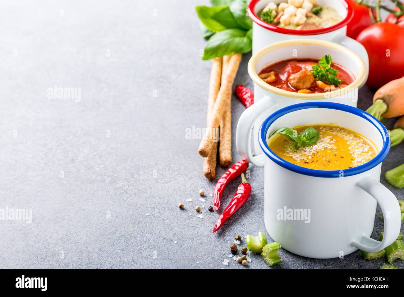 Hausgemachte Suppen mit verschiedenen Zutaten Stockfoto