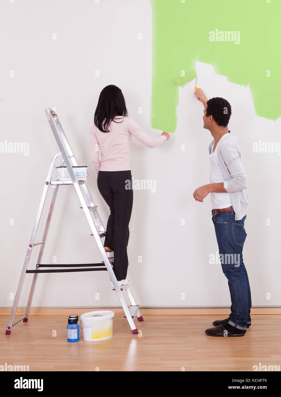 Porträt eines jungen Paares Malerei die Wand in der Wohnung Stockfoto