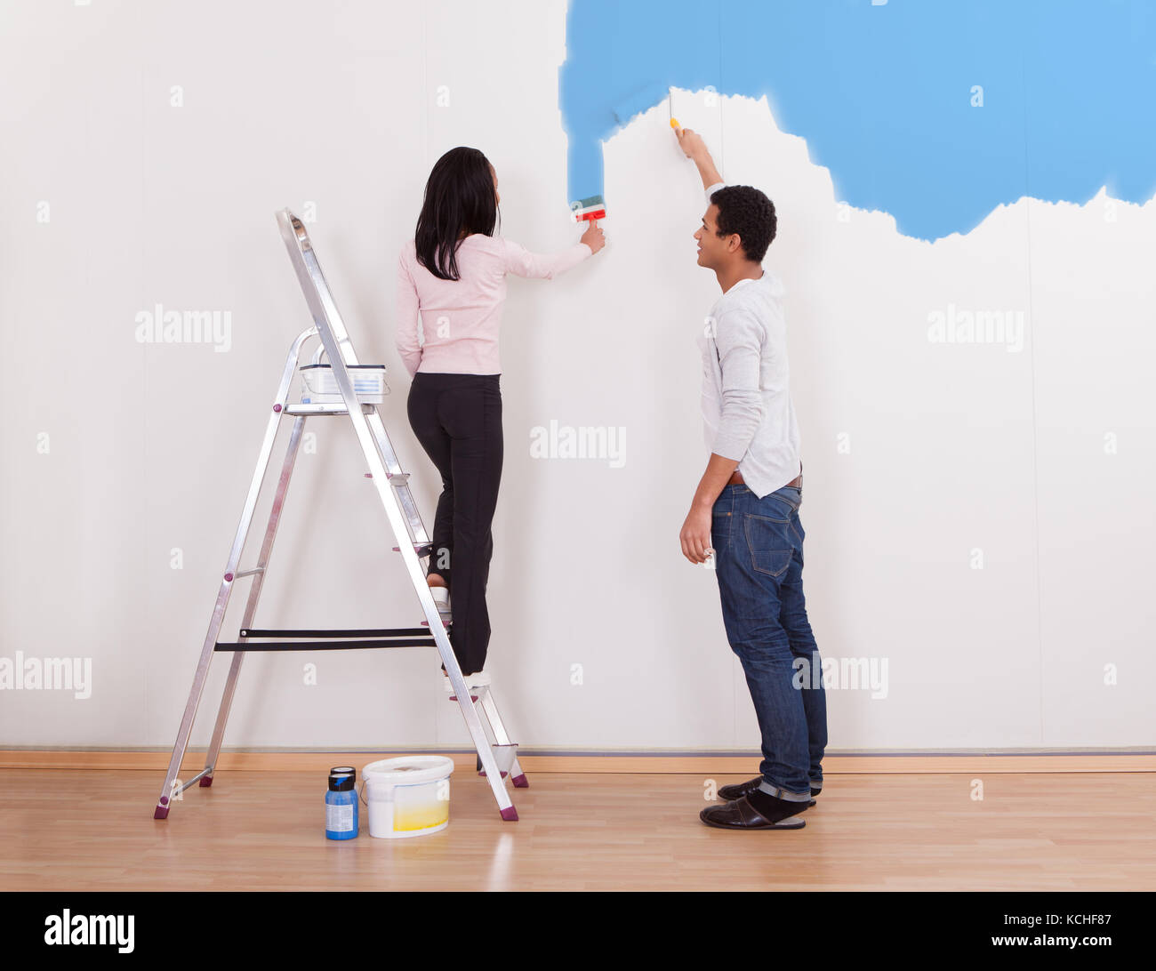 Porträt eines jungen Paares Malerei die Wand in der Wohnung Stockfoto