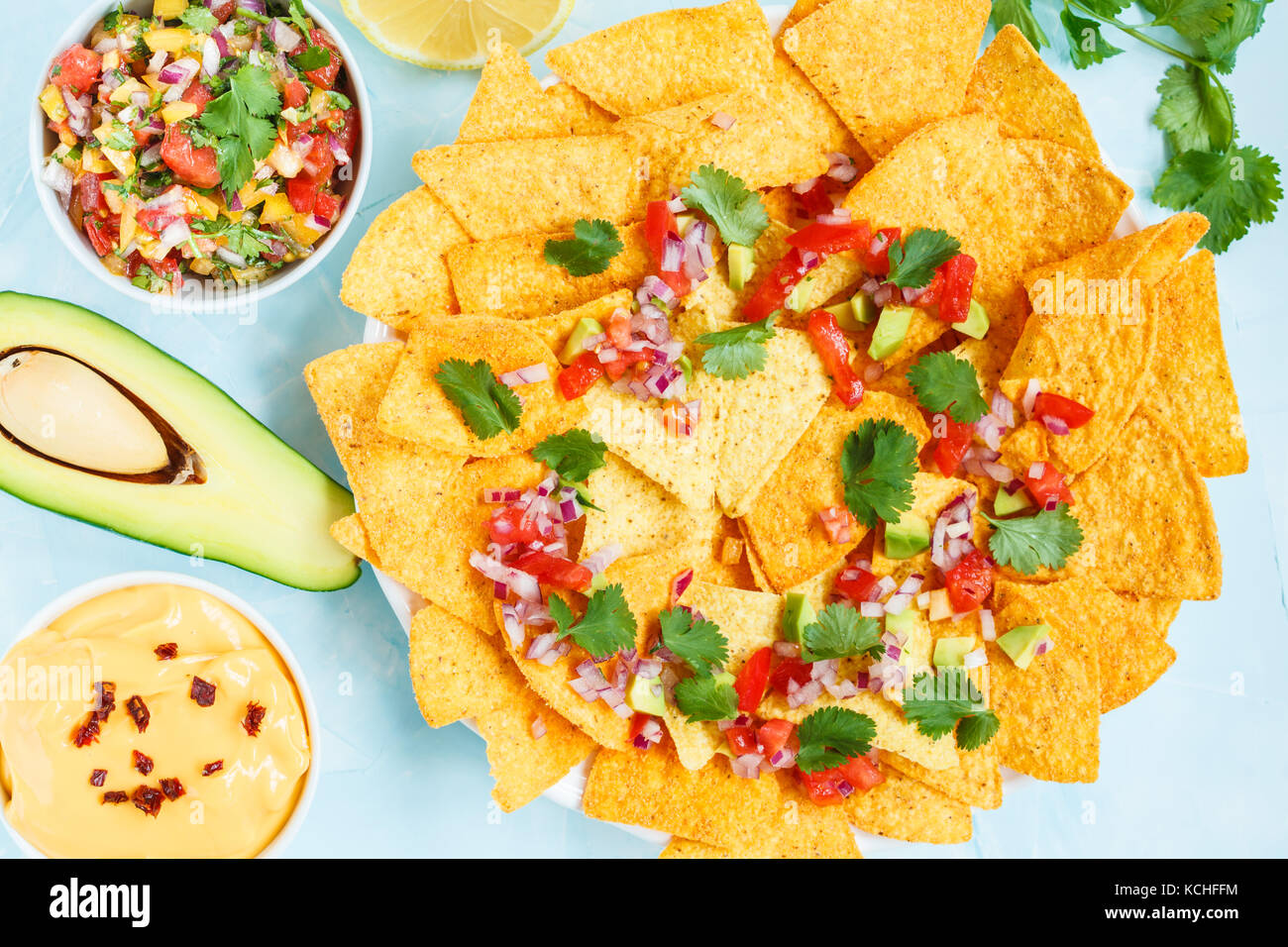 Gelber mais Chips, Nachos mit Käsesoße und Salsa Sauce. mexikanisches Essen snack Konzept. Stockfoto