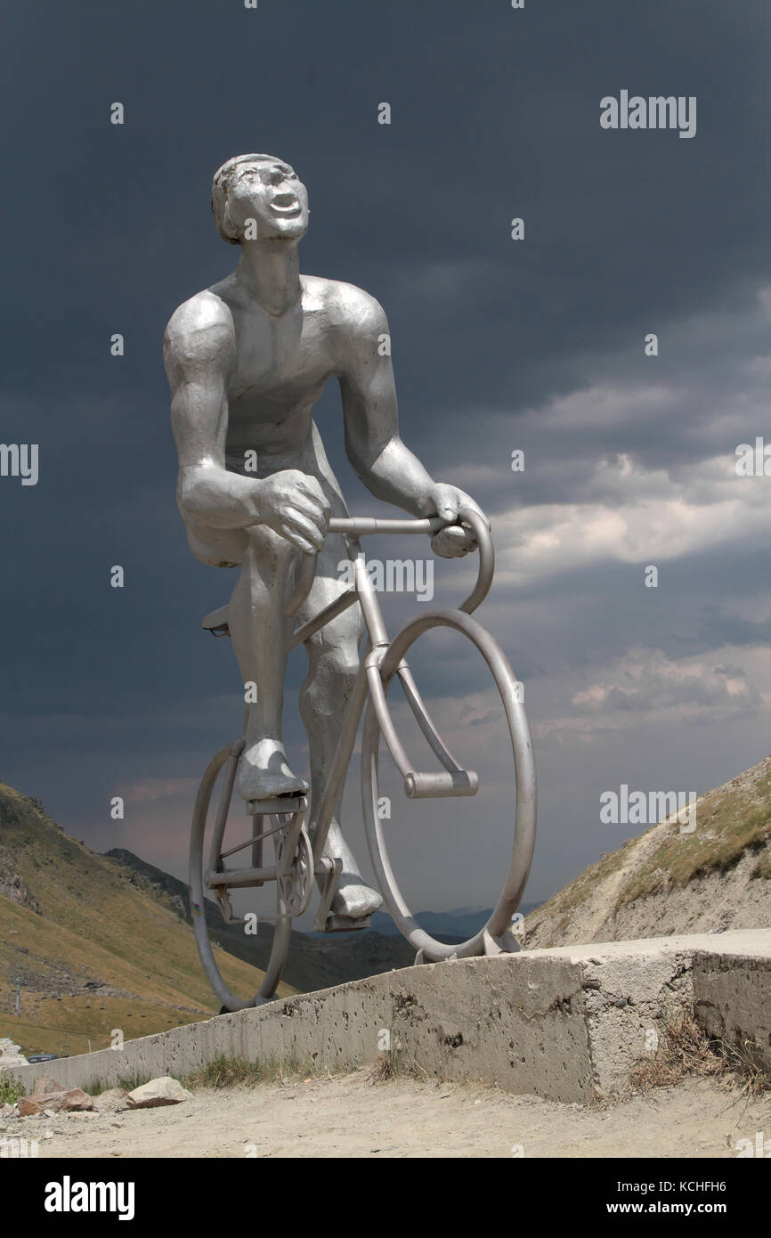 TOURMALET, FRANKREICH, 16. Juli 2015 : die Statue erinnert an den ersten Fahrer über dem Pass, der Octave Lapize war, und fuhr fort, das gelbe Trikot einzufordern Stockfoto