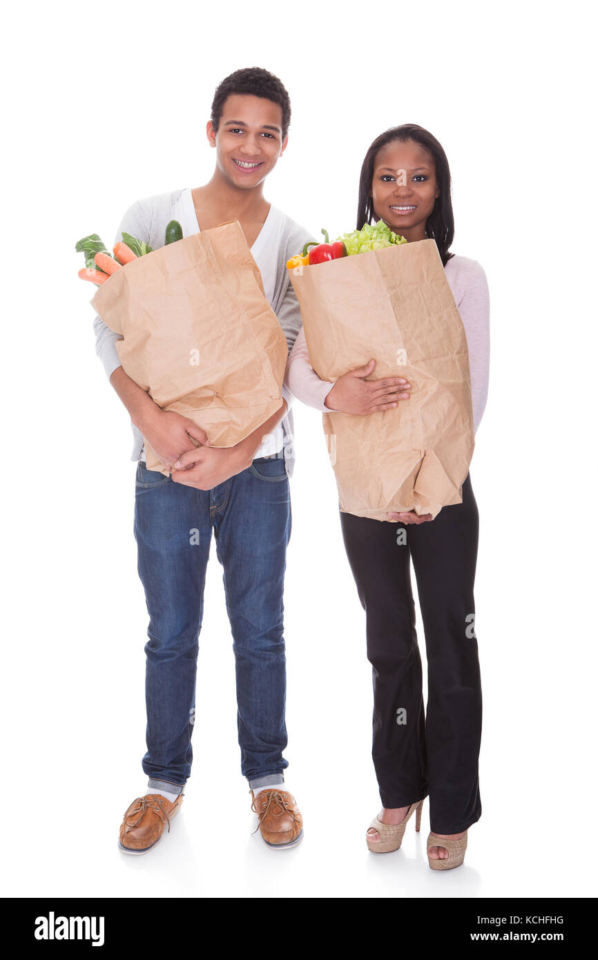 Paar mit einer Einkaufstüte Isolated Over White Background Stockfoto