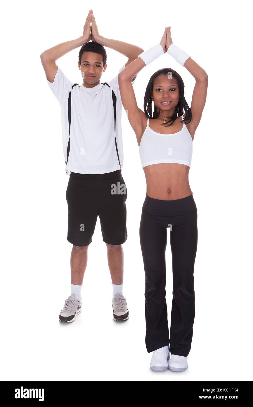 Porträt des jungen Paares Ausübung Over White Background Stockfoto