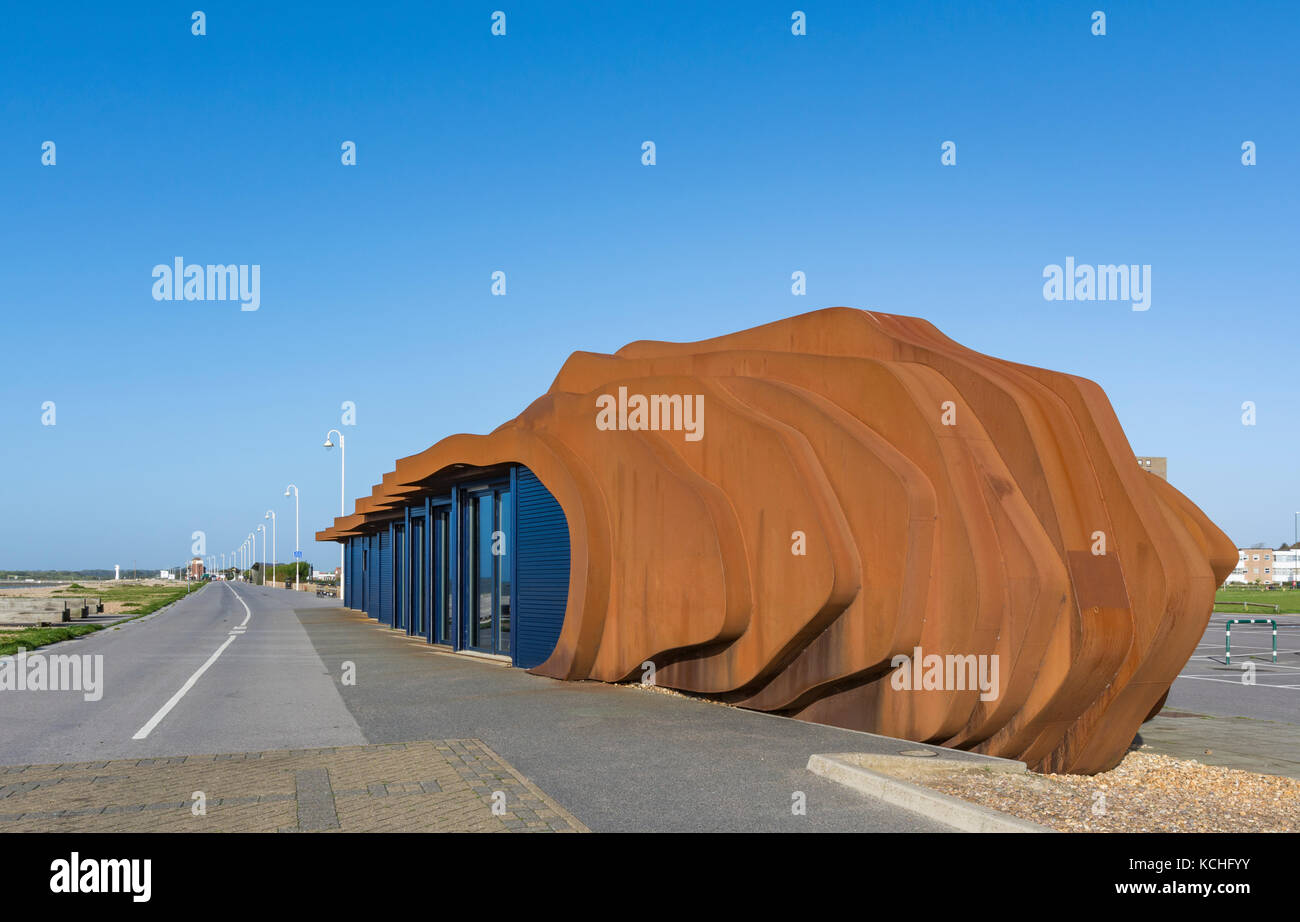 East Beach Café auf der Prom in Littlehampton, West Sussex, England, UK. Von Thomas Heatherwick entwickelt, Treibholz ähneln. Stockfoto