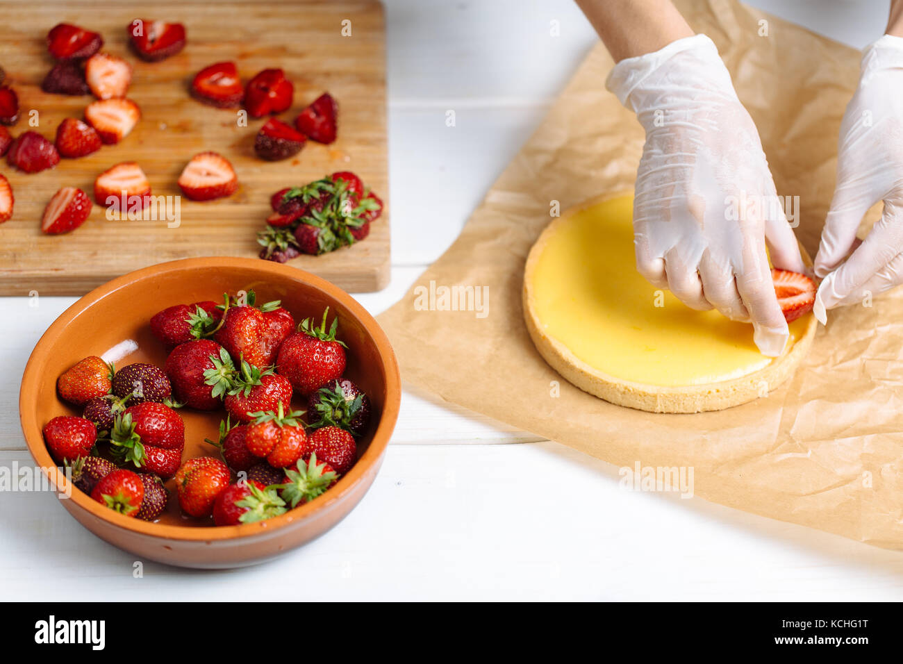 hausgemachte Erdbeer Torte auf weißem Holz Schreibtisch vorbereiten Stockfoto