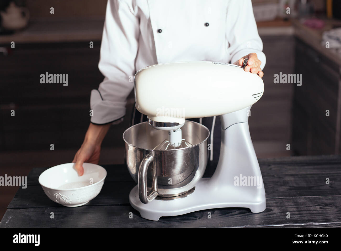 Küchenmaschine kneten den Teig für Brot. Herstellung von süßen Kuchen  Stockfotografie - Alamy