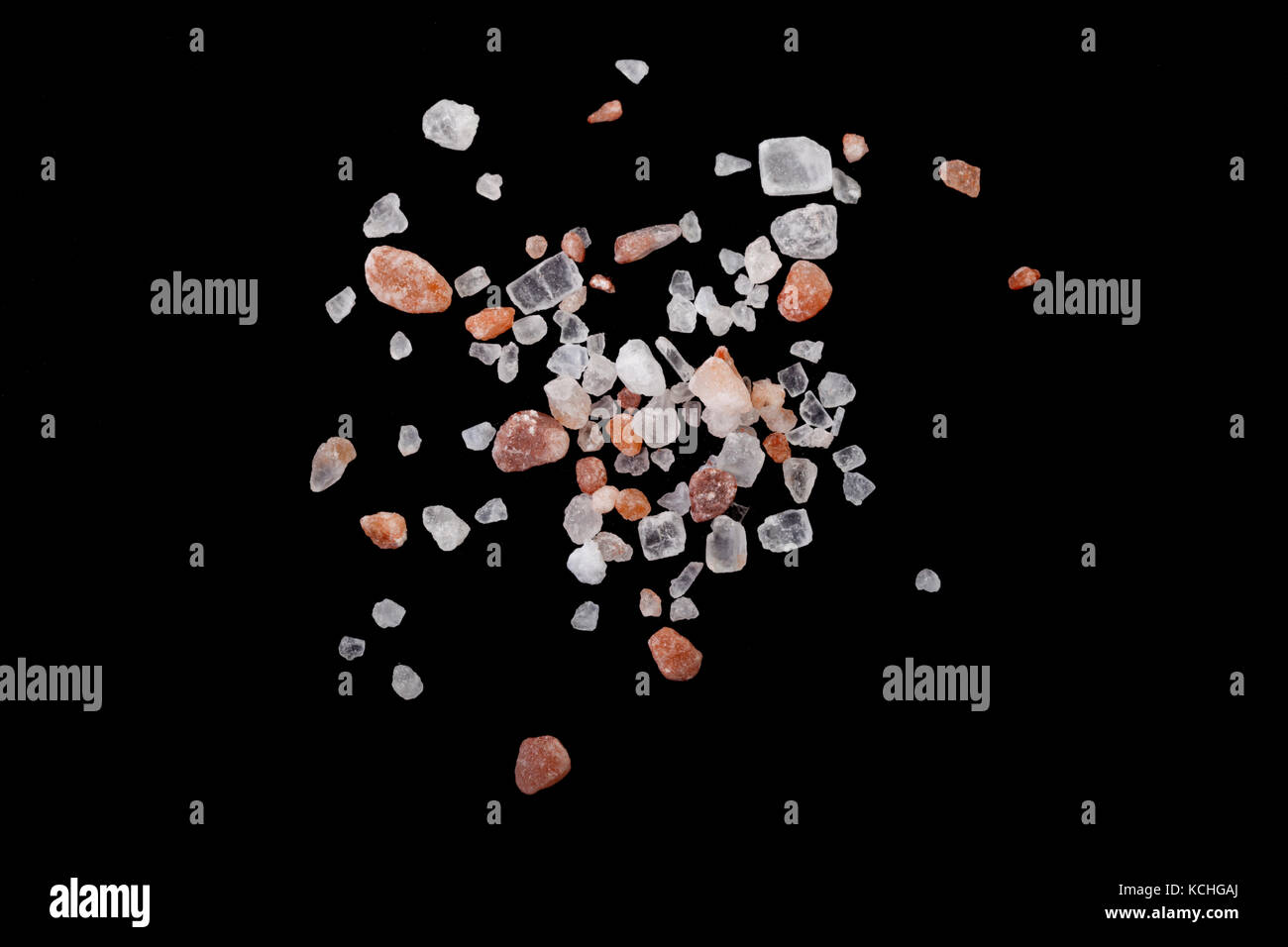 Himalaya-salz crystas auf schwarzem Hintergrund Stockfoto