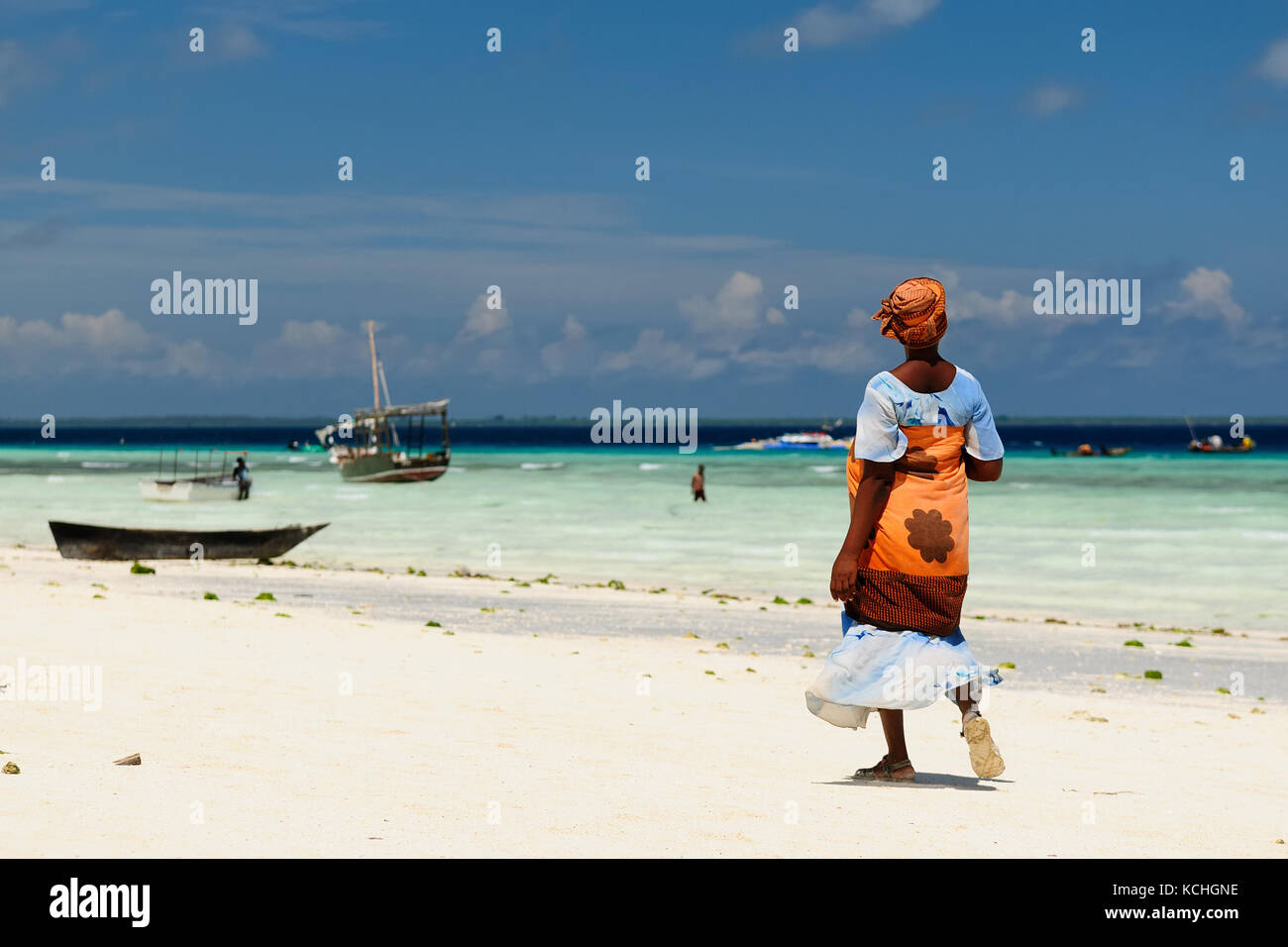 Ethnische Frauen am wunderschönen Strand auf der Insel Sansibar, Tansania, Afrika Stockfoto