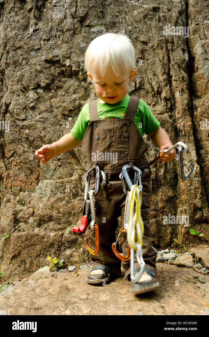Ein Kleinkind bereit für einige Klettern im Strathcona Park, Vancouver Island, British Columbia. Stockfoto