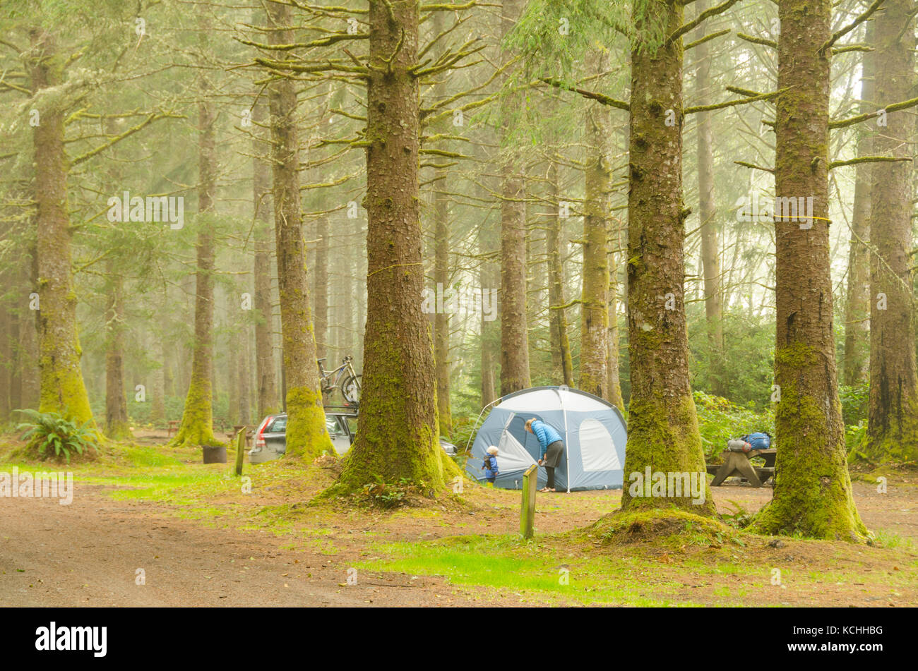 Family Camping mit Mountainbikes und Zicklein an Pachena Bay, Vancouver Island Stockfoto
