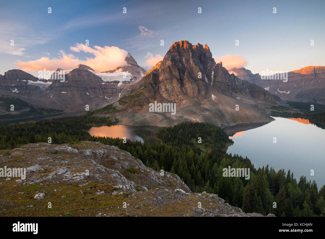 Die klassische Sonnenaufgang Blick auf Assiniboine aus dem 'Nublet' Stockfoto